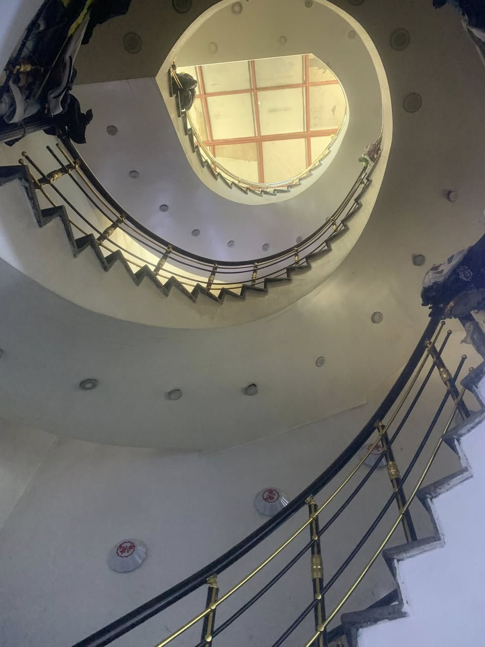 السلام عليكم اخوتي البيت معى المحل مساحه 155م واجه 5ونزال 31 بناء 2018 طوابق 3 عدد غرف النوم 5 + ستقبال وحولي وكل طابق وخدماته لبيت كله جاهز من كلشي ماعده الواجها ***********
