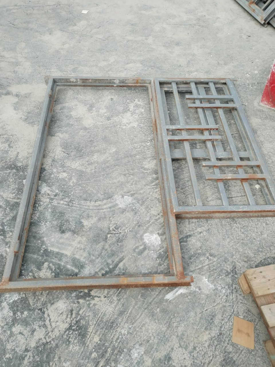 السلام عليكم شبابيج ثنين وباب وشباج للبيع داير جنل مو شخاطة وشغلهن توصات مو جاهزات وشغلهن درجة اولى وحديد ثقيل مكاني شرطة خامسة للاستفسار ***********
