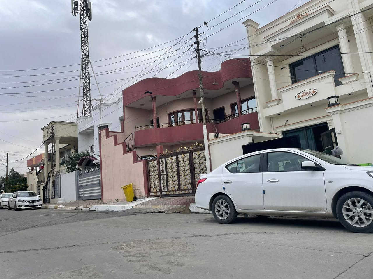 بيت طابو  مساحه ١٠٠مترواجه( 5)

شارع 10 مقابيل البيت حديقه

البيت طابقين صفر 

موقع الدار حي العسكري قرب جامع المعراج 

سعرالبيت 120مليون معه مجال بسيط 

مراجعة مكتب الهيبه 

اوالاتصال ***********

موقع المكتب حي الواسطي قرب بانزين خانة الاصدقاء
