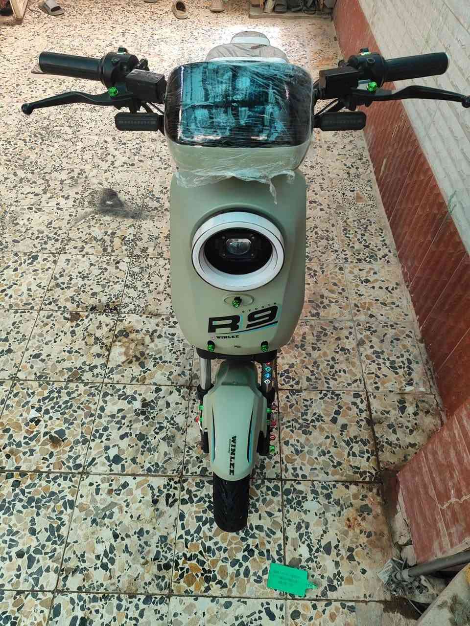 سلام عليكم دراجه R9فول مواصفات بطاريات 32امبير دبل توه مطلعه من الوكيل صارله سبوعين مرتبه الدراجه المكان البصره الزبير السعر 470وبيه مجال قليل***********
