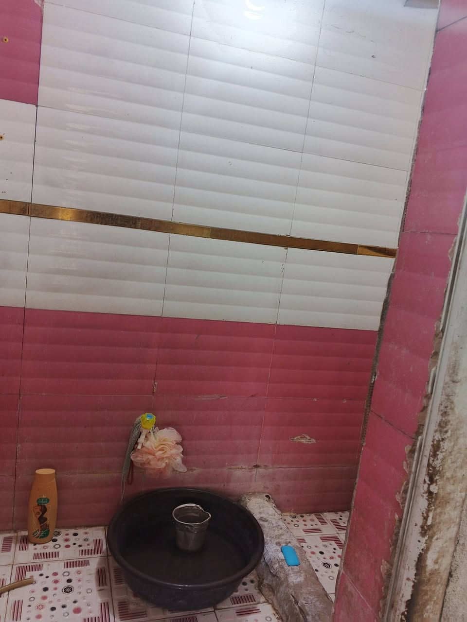 بيت رقم للبيع مساحه 200 غرفه وصاله ومطبخ وديوانيه وصحيات وساحه وحديثه ومكان تكدر تبني بي بيت ثاني 
للعلم المعامله كامله ثاني يوم تكدر اسوي طابو صرف العنوان سوق الشيوخ الحي العسكري قرب مدرسه نهاوند خدمات كامله سعره جدا مناسب 23 وبي مجال ***********
