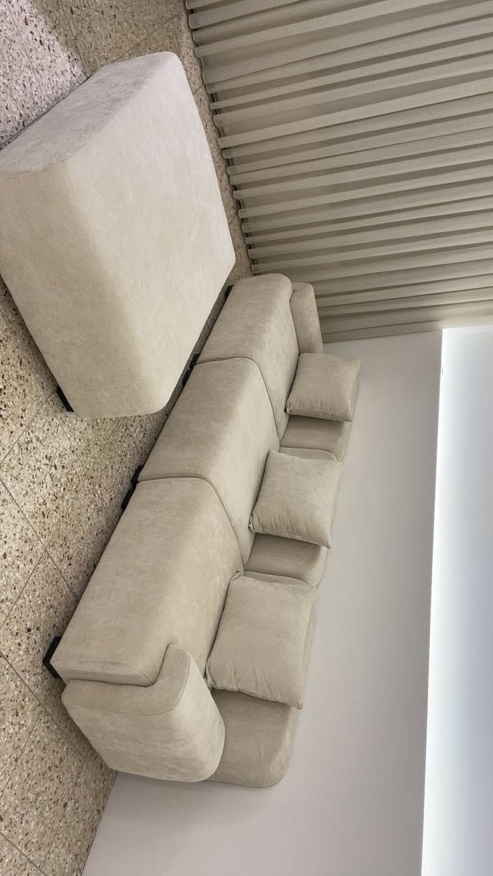 السلام عليكم
تخم لون بيج فاتح طبعاً بالصوره مبين غامق بالحقيقه جداً فاتح
الطول 3 متر القطعه المنفصله الطول 120cm العرض 100cm
وياه بعد 3 مخاديد كبار غير شكل نفس اللون و3 كوشات كذلك نفس اللون قبل اربع ايام فصلته و وصل كلفني 750 الف 
ابيعه ب500 الف
مكاني بغداد العامريه 
***********
