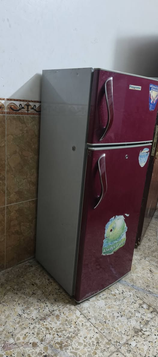 ثلاجه نضيفه مابيه اي شي شغاله تبريده فول ❄ ثلج ع البلادي نضيفه البيع سعر 200 وبيه وبيه مجال شي بصيط ولي شراي يتصل ع رقم ***********
