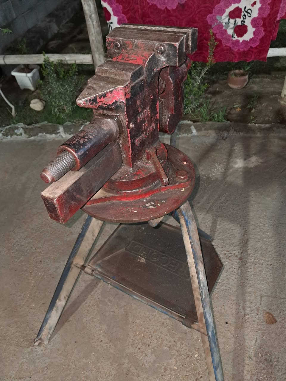 منكنه الماني اصلي مال عمرها اكثر من ٦٠ سنه مال جمعية حديثه وزنها مو اقل ٤٠ كيلو وياها القاعده مالتها وكامله تطبك  للبيع سعرها ٦٠٠ الف قفل مال حدادين او اصحاب الورشات مو حسافه بيها الفلوس الي يحب يشتري يتفضل 

***********
***********
