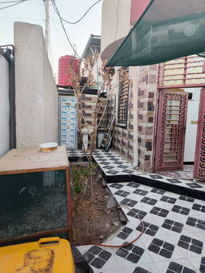 🏠 بيت حديث للبيع - أبو الخصيب (أبو كوصره)
الموقع: سنتر طه ، قريب من المدارس، 
على 
شارع 12 متر.
سنة البناء: 2024 (بناء جديد).
مساحه البيت 200متر 

التفاصيل: كراج للسيارة بيت كله سيراميك 
 غرفتين نوم +
 استقبال (منفصل +كليدور) 
هول جبير 
درج حلزوني مرمر
ارضيه كرانيت 
+  حمام صحيات + داخلي وخارجي  
زراعي طابو اسم المشتري 

💰 السعر . 90مليون قابل للتفاوض بي مجال 

📞 للاستفسار: *********** ابو الخصيب, البصرة
