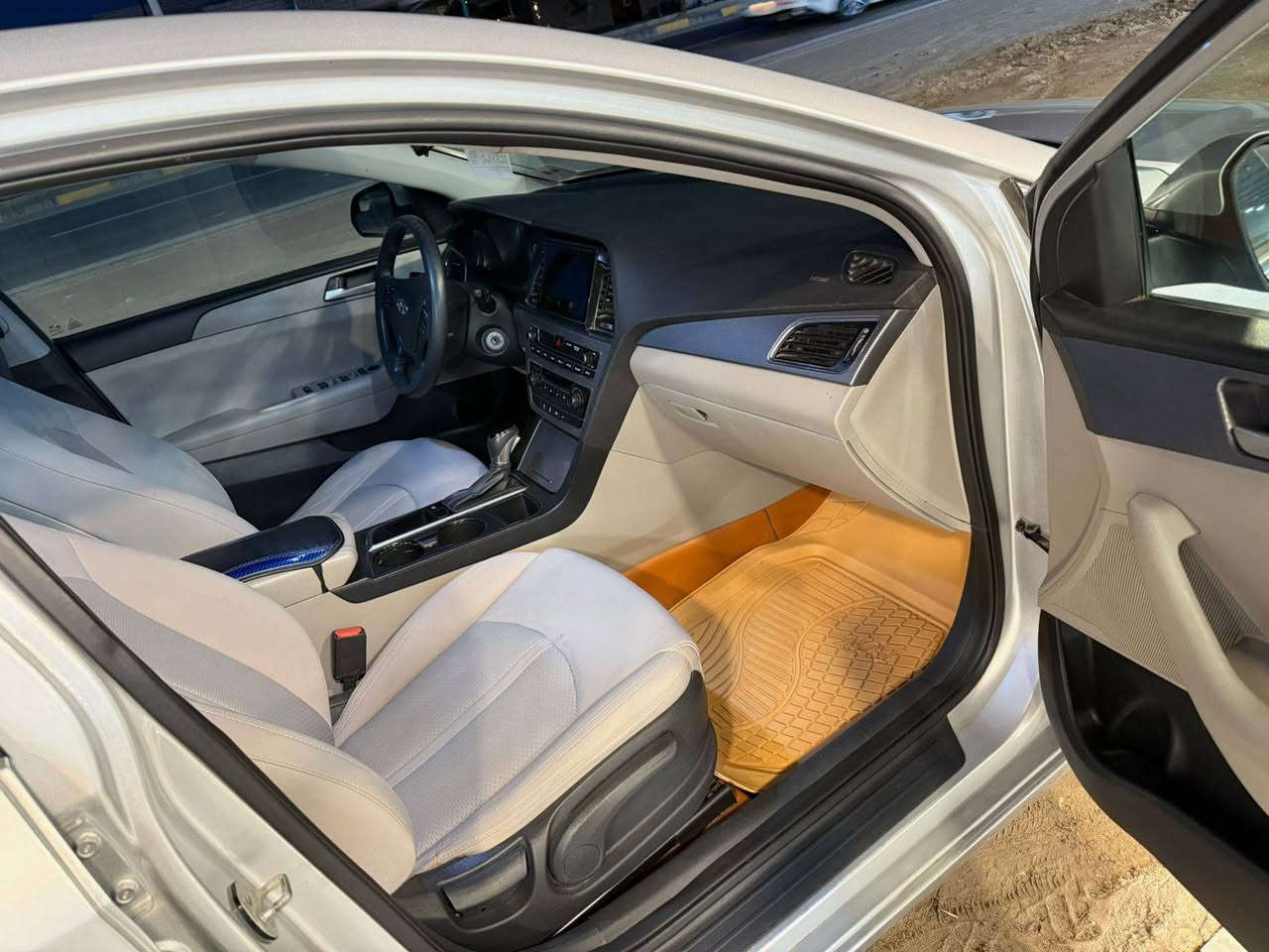 سوناتا 2016 رقم دولي بصره سنويه وهزه جديده وارد امريكي حادثها بسيط جداً بارد بالبنيد بدون اي ضرر داخلي. وبالعراق بيها  صبغ  الجاملغ الامامي  تجميل وبيه صبغ بالهلال الخلفي والباقي كفاله من الفتح والتبديل سياره جديده  موصفات نص فول محرك ٢٤٠٠ كير حداديه تبريد محرك كلشي جاهز وجديد مكان السياره ذي قار.  السعر 130
*********** ناصرية, ذي قار
