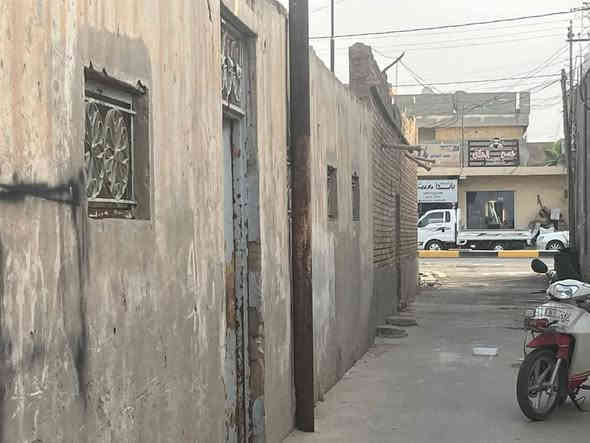 -للبيع قطعة ارض حجة 

- المساحة   ٢٩٦ متر 

-السعر   ٨٠ مليون وبيه مجال            

-الموقع: قضاء بلد - شارع الامام / خلف التجاري - مجاور 

مستشفى العراق الاهلي  / ثاني قطعة عن الشارع العام - داخل الفرع 

[👇مواصفاته.  ]

- الواجهه ( ٥ ، ١٨ ) متر 

-النزال ( ٥ ، ١٥ ) متر 

- ٢٥ عن  الشارع  العام

- تبليط + خدمات + مجاري 
( الخدمات المجاوره 👇👇) 

١- مدارس ابتدائية ومتوسطه  
٢- مستشفى العراق الاهلي 
٣- صيدلية 
٤- عيادات طيبة 
٥- اسواق غذائية 
٦- كراج الامام 
٧- مقاهي 
٨- افران 
 
  
    
   
 
 
 ————————
👈☎️☎️للاستفسار اتصل 
( *********** / *********** ) ( *********** ) 
{ مكتب الريف الاخضر للعقار } بلد-قرب مقهى محسونه-المرطبات سابقا
