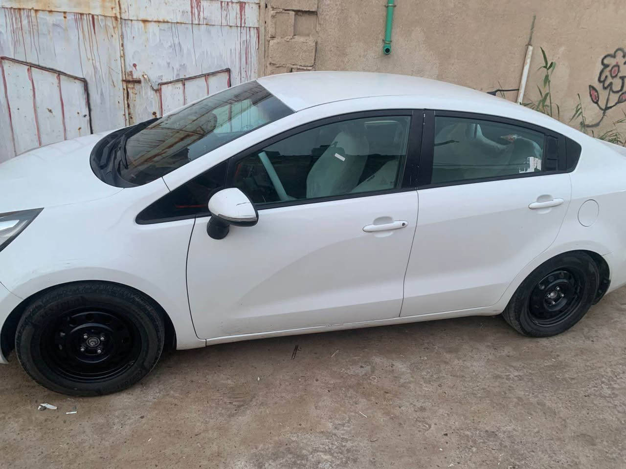 #السلام_عليكم
كيا ريو للبيع 2013رقم شمالي سنويتها للـ2027سياره جاهزه من الطول للطول ازغر دكمه بيها تشتغل حداده تايرات جاهزه السياره بيها مدكر الامامي ؏َ صفحه العبري مبدل وكاله وبيها بارد بالهلال الخلفي مكانها بصره الجبيله 
#ملاحظــــــة شرط التحويل مكلف بالنشر جزاكم الله خير السياره كلش نضيفه (***********)للاستفسار البصرة, العراق
