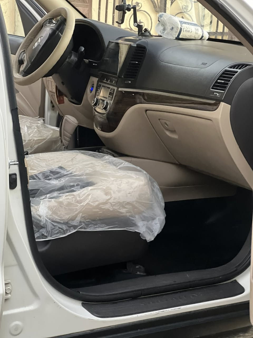 السلام عليكم 

سنتافي 2012
7راكب 
فول مواصفات 1/1 
حساسات 
ثلاجه بالتكوه 
سلايد وبصمة تشغيل 
وبصمه ابواب ومري شفط
إشارة بالمري 
محرك 6 سلندر
كير ومحرك بشرط لا نفخ ولاتبخير
مكفوله من الضربه القويه والضرر 
رقمها نينوى مسطره الدولي شرط التحويل بأسمي 
سنوية وهزه كلشي بيها جديد 
سيارة مال بيت  ماعايزها شي بدون اي نواقص حتى باتريها جديد 
طخم حداديه خلفي وأمامي  
مكاني موصل الأيسر

*********** 
***********
