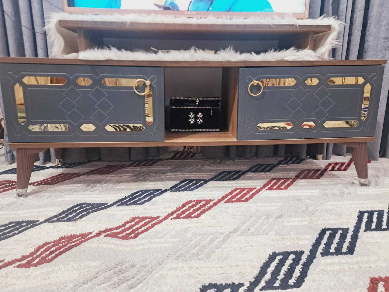 السلام عليكم  للبيع ميز بلازما  خشب صاج اصلي مستخدم قليل جدا السعر 100 وبي مجال للإستفسار الاتصال
***********
