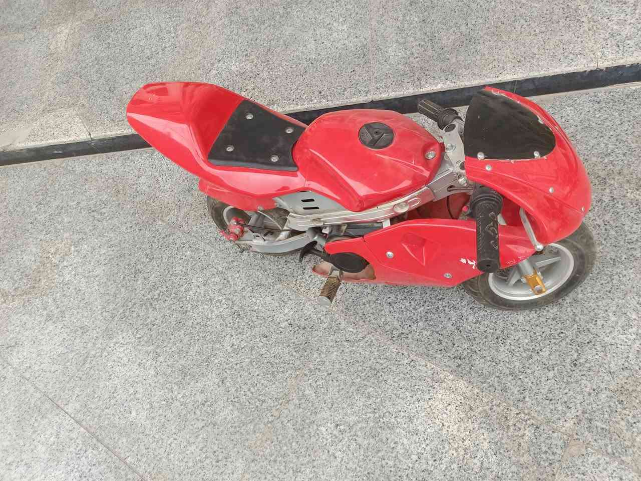 السلام عليكم جمعة مباركة على الجميع إن شاء الله من رخصة الآدمن..
دراجة بانزين مالت أطفال استخدام ساعات فقط حتى البالغ يگدر يسوقها محركها قوي جدا السعر 200 ألف مكاني نجف حي العدالة 
‏‪0785 438 4044‬‏
