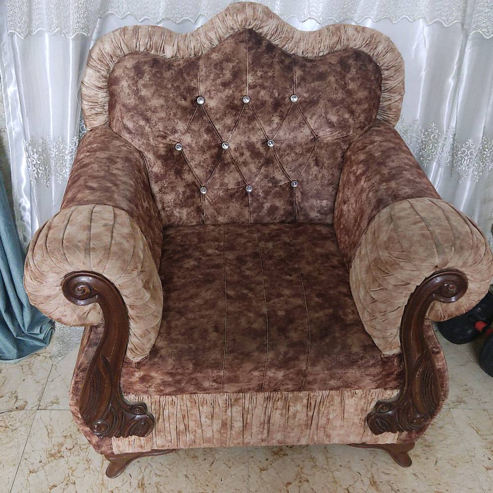 تخم 10 مقاعد بي ضرر بصيط الرجل وحدة من القنفات مكسورة وشك بصيط بالدوشمة وحدة من قنفات + بي كوشات السعر 350000 اكلثمية وخمسين وبي مجال
