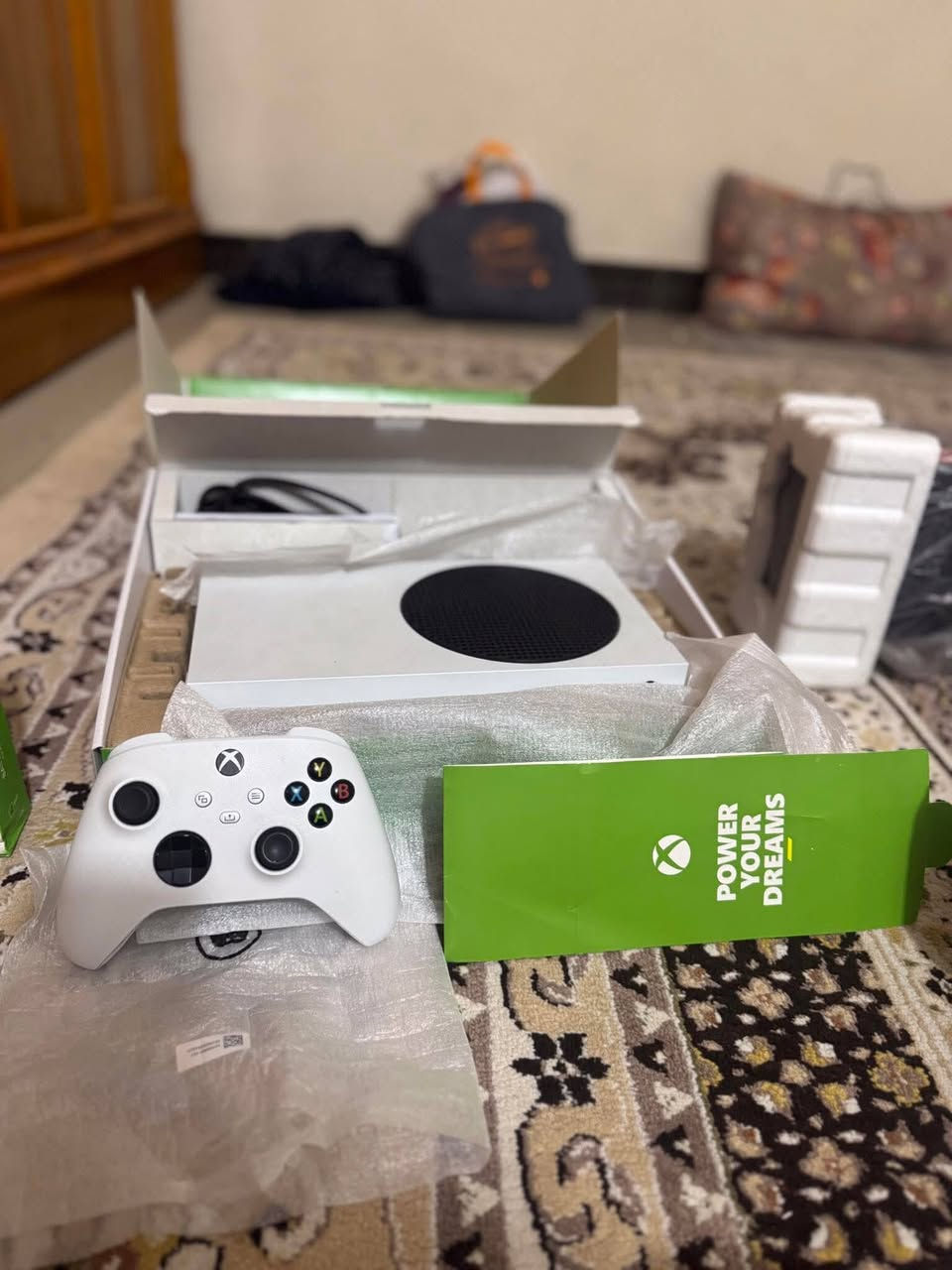 اكس بوكس سيريس اس مع كامل ملحقاته واستعمال قليل بسبب الدراسة وكذلك مع شاحنة لليدة والكيبل مالها و يو بي اس 1500VA من شركة ماكسما  قبل فترة اشتريته ما بي اي شي وهارد HDD سعة 1T سرعته من 350mb-910mb بالثانية جديد و ماوس وكيبورت ميكانيكي RGB
السعر450 وبي مجال / مع فحص وضمان 
للتواصل *********** واتس اب او على الخاص
مكاني بغداد مشتل
