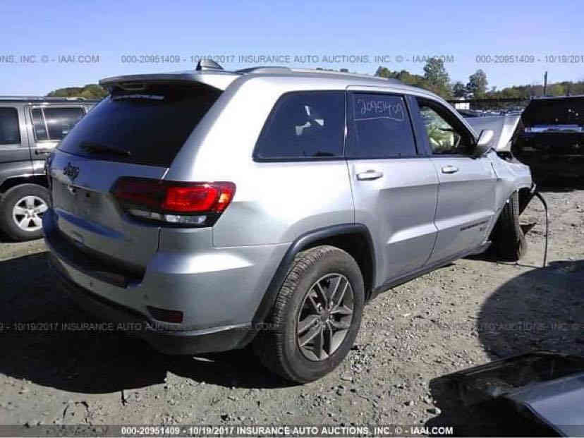 السلام عليكم 
جيب 2016   
شيروكي لمتد  فول
بيها ٥ قطع صبغ ابيعلك حزام علمود ما اتفاشل وياك   
ماشية٩٠ الف  
المواصفات فوول  :
محرك 3.6L  v6 
بانوراما فتحتين
اشاير بالمري
 ثلاث وضعيات قيادة 
ويل كب 
بصمه ابواب 
ستتم صوت رهيب مع دمام خلفي 
كشن السائق خزن ميموري
هيترات بالكشنات 
حساسات أمامية وخلفية 
توقف ذاتي عند الخطر  
لايت لد 
 كشافات لد 
قيادة ذاتيه مع كروس سرعة 
 شفتات بالستيرن مع تدفئة 
 تشغيل عن بعد 
 الصندوك شفط كهرباء
تخم تاير جديد 
جميع الكشنات كهرباء 
السعر ١٦٠٠٠ ومجال بسيط
اتصال او وتساب ***********
