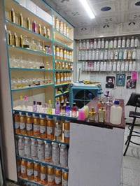 غراض محل عطور تعبئة فقط وليس محل  ٤ فاترينات  ميز جام وخشب  رفوف كزاز ...