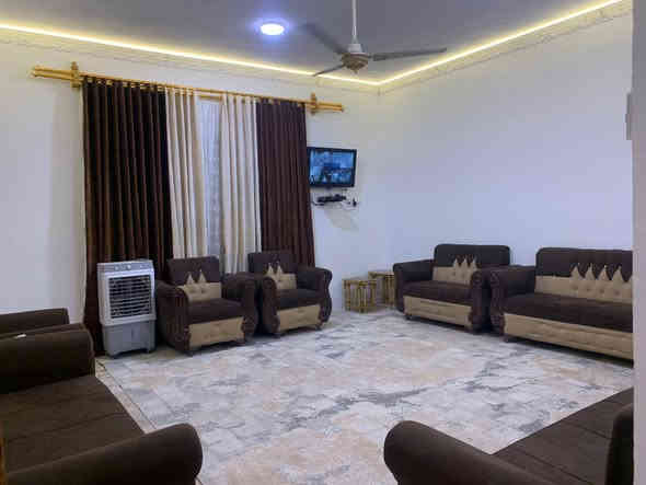 يالله بيت للبيع السعر 85 مع المجال المساحة ٢٠٠ متر طابو زراعي سند ٢٥ غرفتين نوم وصاله واستقبال ومطبخ وصحيات داخليه وخارجية منور وطارمه بناء حديث صب مسلح كل الخدمات موجودة تبليط ومجاري العنوان طويريج حي الجمعية شارع ام البنين 
تفاصيل أكثر الاتصال على الارقام التاليه او مراجعه المكتب ابو علي للعقار نهايه الجمعية قرب مدرسه نبع المعرفه الاهليه
***********
***********
