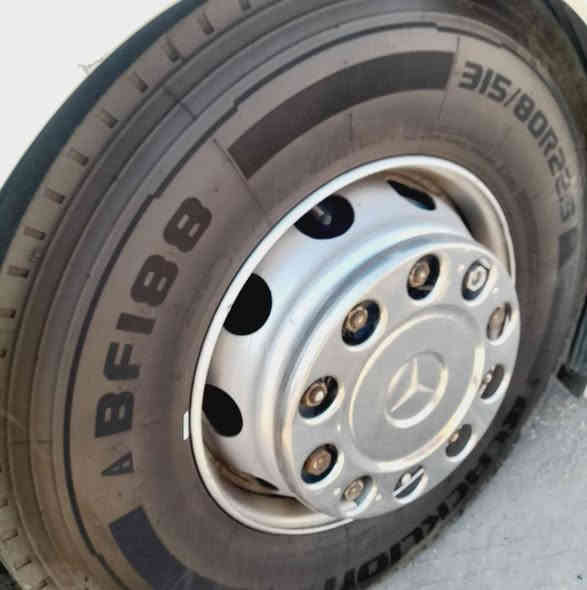 السلام عليكم. تنكر  2001. اكتروز اتيكو. رقم بصره.  حموله ١٢ طن. سياره نظيفه وجاهزه للعمل تخم تايرات جوهه جدد كير مكينه نظيفات. الشراي يتصل ويدلل وسعرهه بي مجال ومناسب لشراي *********** واتساب او رصيد البصرة
