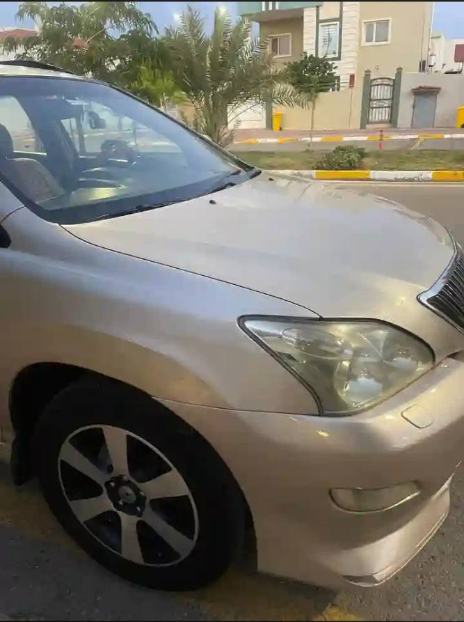 لكزس 2005 RX خليجي 
بدون حادث بدون صبغ بيها بارد بسيط بالباب عكس السايق تحكم ستيرن تبريد قطعتين كشنات جلد وتحكم كهرباء وتدفئه وتبريد بالكشن تايرات تخم جديد ويل كب كروم تبريد شغال سياره جدا نضيفه وكلشي بيها شغال السعر 110او مراوس  
***********
