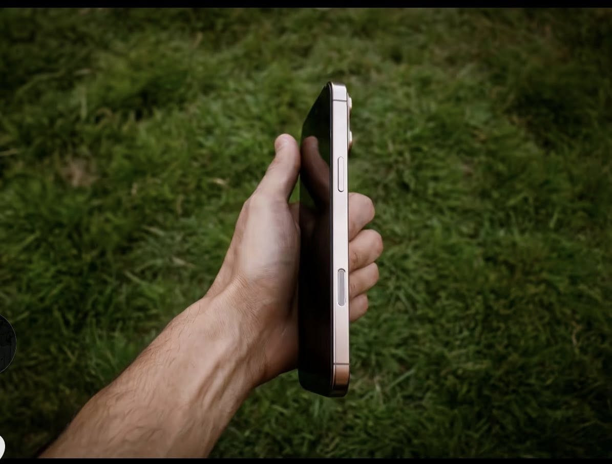 آيفون 16برو ماكس ذاكرة256 بطاريه 98عدد دورات شحن 235 جهاز نضيف مبدل اي شي بي ولا شخط بي ليحب يشتري يتواصل على رقم هاذه ***********
