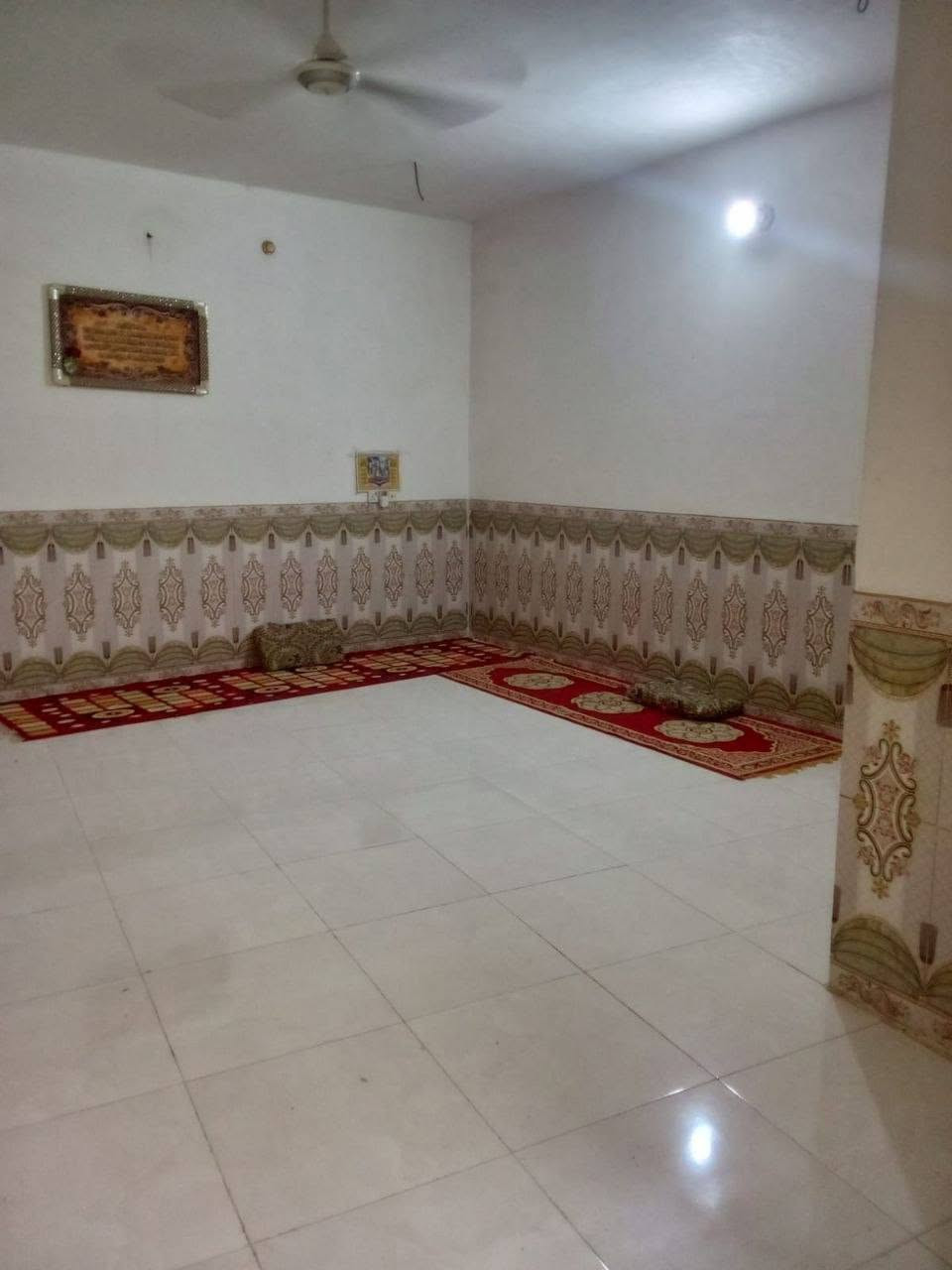 بيت للبيع الشطره حي جامعه المساحه 200م غرف نوم ثنين صاله مطبخ ديوانيه حمامات خارج وداخل كون كريت مسلح بناء حديث نقص سيراميك مطبخ وارضيه ديوانيه على شارع تلاثين ماء مجاري كهرباء وتبليط يكمل قريب السعر اتصل على *********** @
