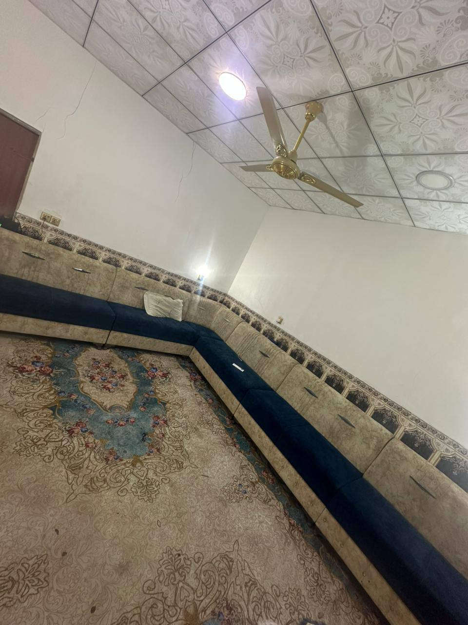 لام عليكم عدي بيت بشارع المطار الجديد وره بانزيخانت ريبال تو 200مربع يبعد عن الشارع العام شي قليل وعن فدك  25متر بي غرفتين وصاله واستقبال ومطبخ وصحيات خارجيه وداخليه اساس تجعيب بناء بلوك سكف اعكاده كاشي سيراميك .... السعر 40 وبي مجال قليل هاذه رقمي*********** وبيك خير وتدلل مكتب الانجم الزاهرة
