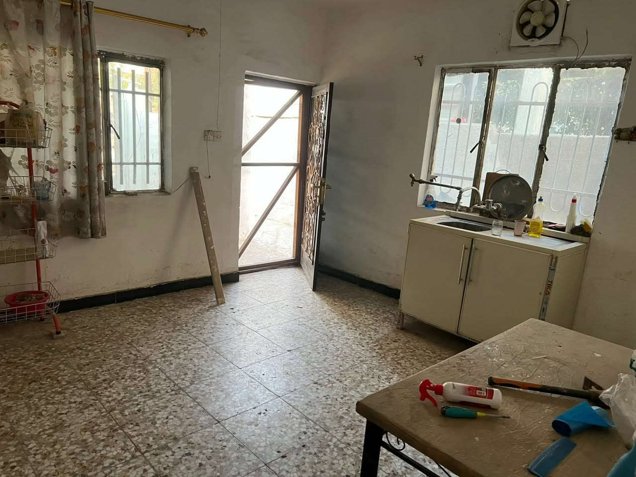 السلام عليكم بيت للبيع مساحه 200 متر طابو صرف موقعه شارع 60 حي الاساتذه قرب شارع الحسينيه البيت فارغ حاليا تفاصيل ***********
***********
