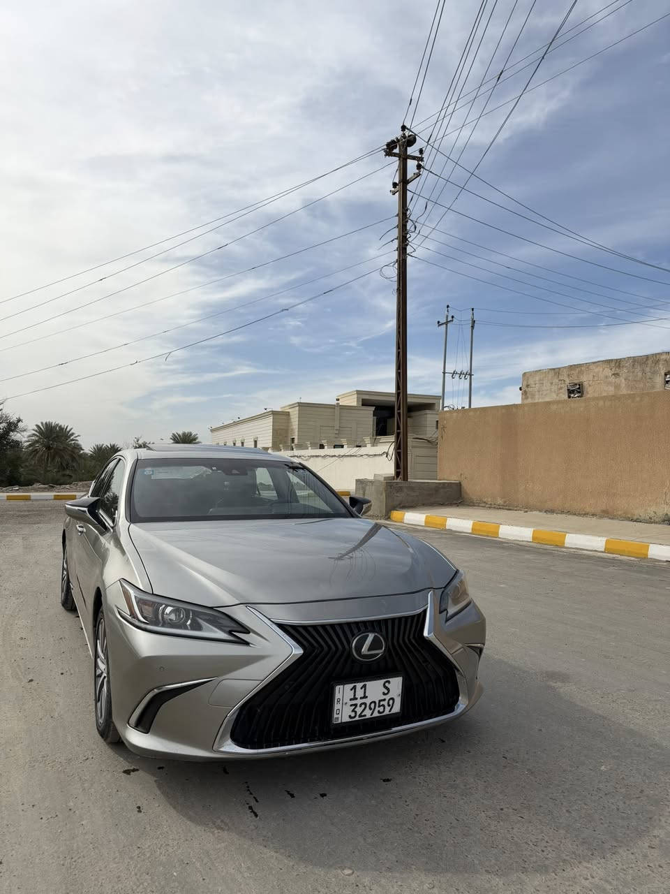 السلام عليكم للبيع فقط تيوتا لكزز 2021 هايبرد فول مواصفات تفاصيلها كامله بالمنشور رقم بغداد باسمي السياره بدون نواقص كير محرك صدر تخم تاير كله جديد مكاني سامراء السعر 215 وبيها مجال ***********
