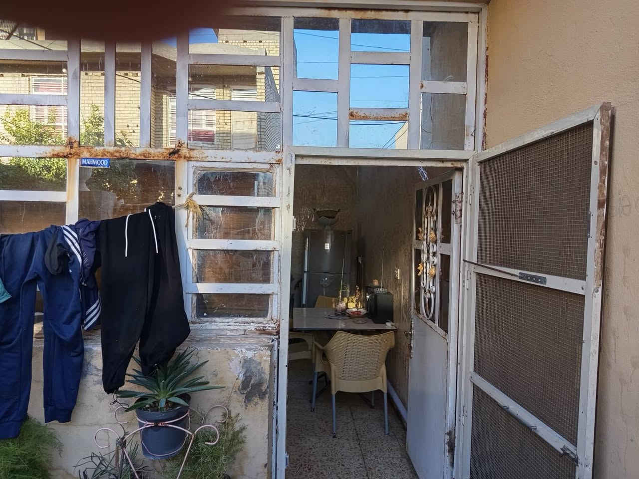 السلام عليكم ورحمة الله وبركاته
دار ملك زراعي سند ٢٥ 
المساحه ١٠٠طابقين يحتوي ع ٤ غرف نوم 
الطابق الاول صاله واستقبال وغرفة نوم والصحيات والطابق ثاني ٣غرف نوم وصاله وصحيات 
كميره قرب جامع ابوالزهراء شارع المركز فرع التكيه ١٣٠وبيه مجال مباشر ويا صاحب الدار ***********
