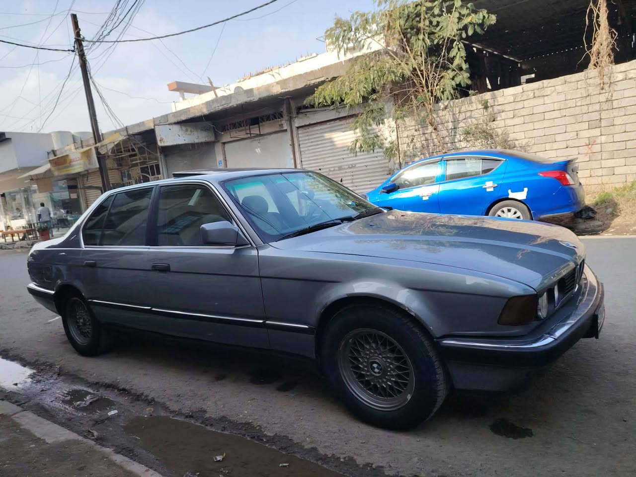 السيارة.  ؟    🤲🏻         (اي حبيبي للبيع) 
اصوليه؟             ✔️            (  سنويه 30 كابون بانزين ورقه) 
شنو نوعه؟                          ( بي ام دبليو  ) 
 وين مكانك؟               🫣          (موصل دواسة) 
تكدر تجيني لفلان مكان؟       🥺  (لا)
)  
شكد سعره؟؟          🤑                  (وبيه55) 
شنو مجالهه         🌹                            (بيه مجال حك الجيه ) 
دزلي رقمك.                                  (***********) (بي واتساب)
موجود على الخاص                       ( اي حبيبي موجود).
