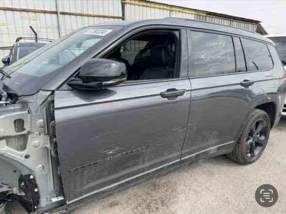 السلام عليكم 
للبيع جيب كراند شيروكي
وارد امريكي صور الحادث بالمنشور السيارة على ايدي
موديل 2024
اسمنتي 
رقم بغداد الجديد هزة وكلشي جديد
السيارة مواصفاتها 
كشنات كهرباء الامامي 
سلايد 
دخول ذكي
رادارات 
حساسات امامي خلفي
صندوك كهربائي
السيارة 7 راكب يعني مقاعد البنص vip
تدفأ كشنات 

مكان السيارة بغداد
سعر السيارة 
320
للتواصل 
0771 668 1572
***********
