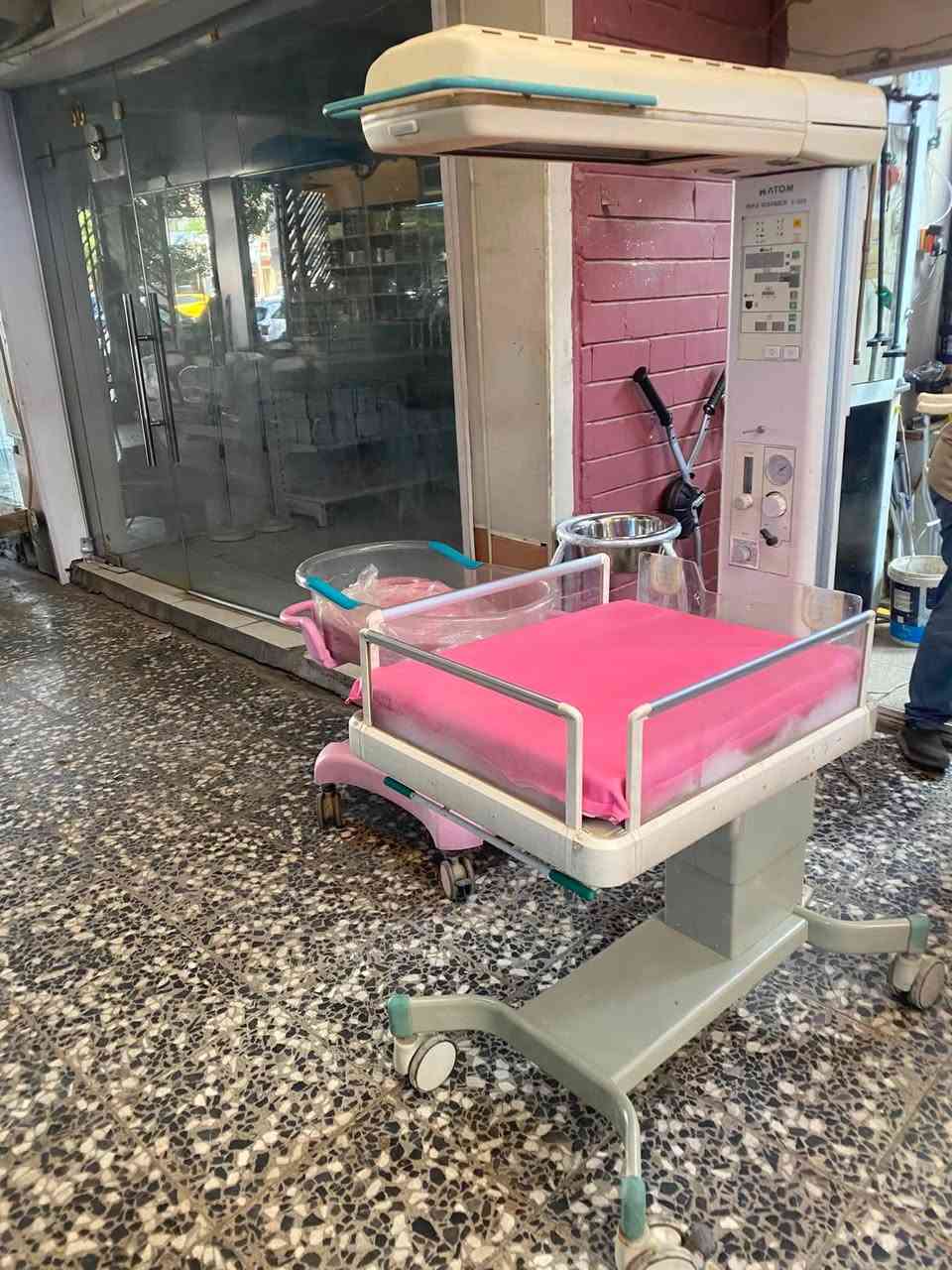 متوفر اجهزه طبيه ومختبريه واجهزه العلاج الطبيعي واثاث طبي وادوات جراحيه لتجهيز كافه مراكز وبسعر مناسب لتواصل على واتساب ***********

