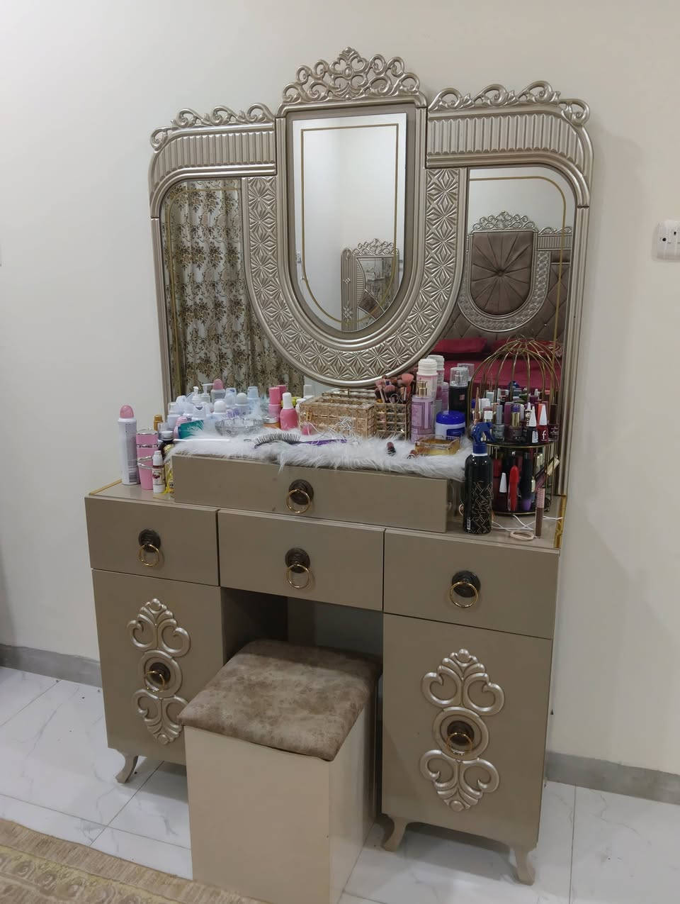 غرفة ترکية ملکية نضيفه كلش وضخمه وصبغ حراري اصلي وبرقي جوي حديد وضخمه 9 قطع وجام  ليزري وبيه كنتور اضافي مال طفل بابين السعر 850 وبيه مجال اتصال علا الرقم//***********//***********// مكان فلوجه
