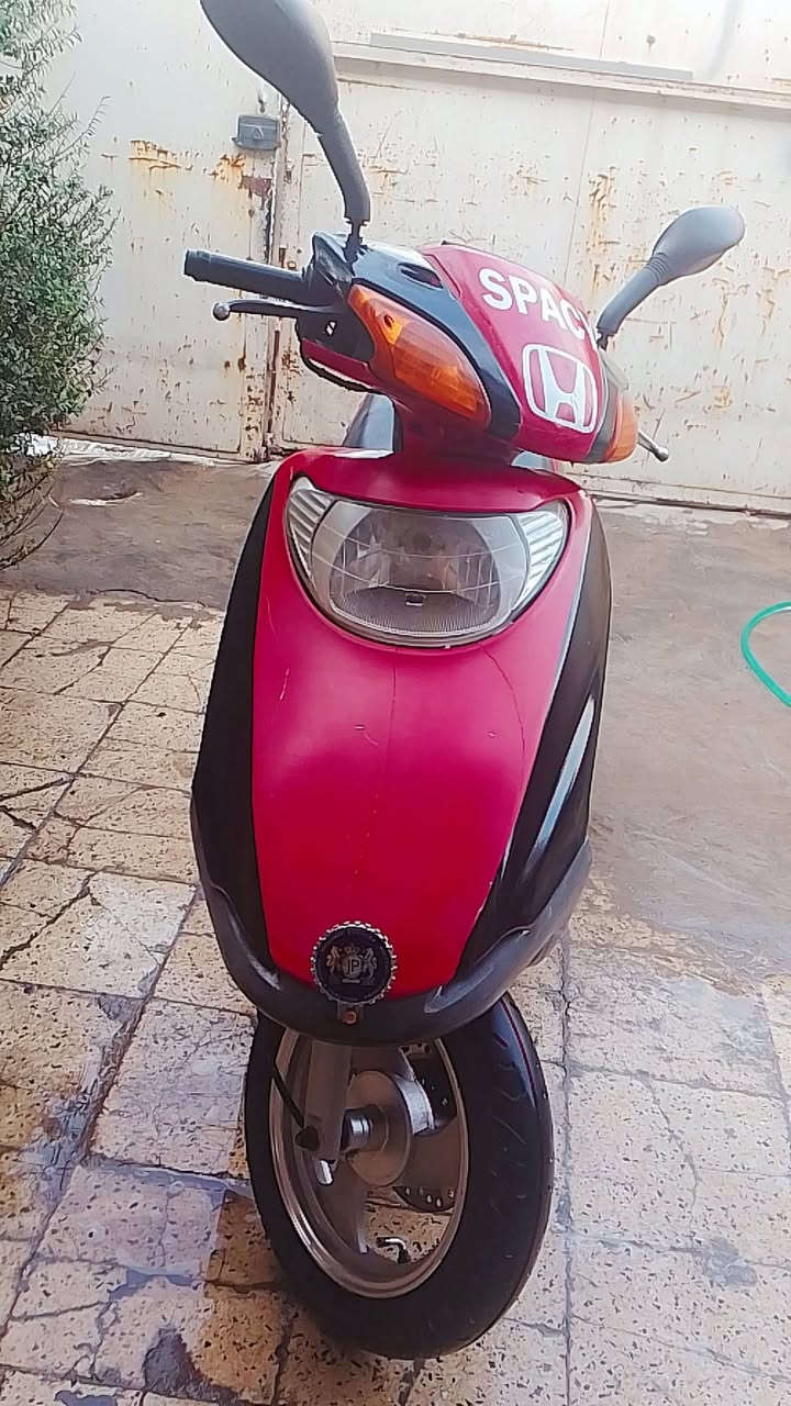 سلام عليكم دراجه سبيسي دراجه نضيفه وحله من الصور دراجه سلف هندر كهربائيات كلهن شغاله مكن بغداد شراي يتصل على الرقم ***********
