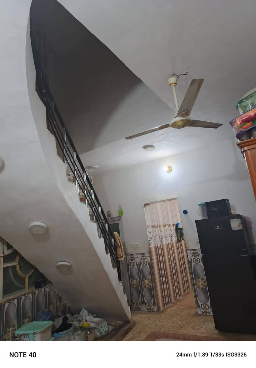 السلام عليكم بيت للبيع بحي النداء شارع المكاتب بل نهايه طابق ونص البيت قاصرين ويدور السعر 85وبيه مجال ***********
