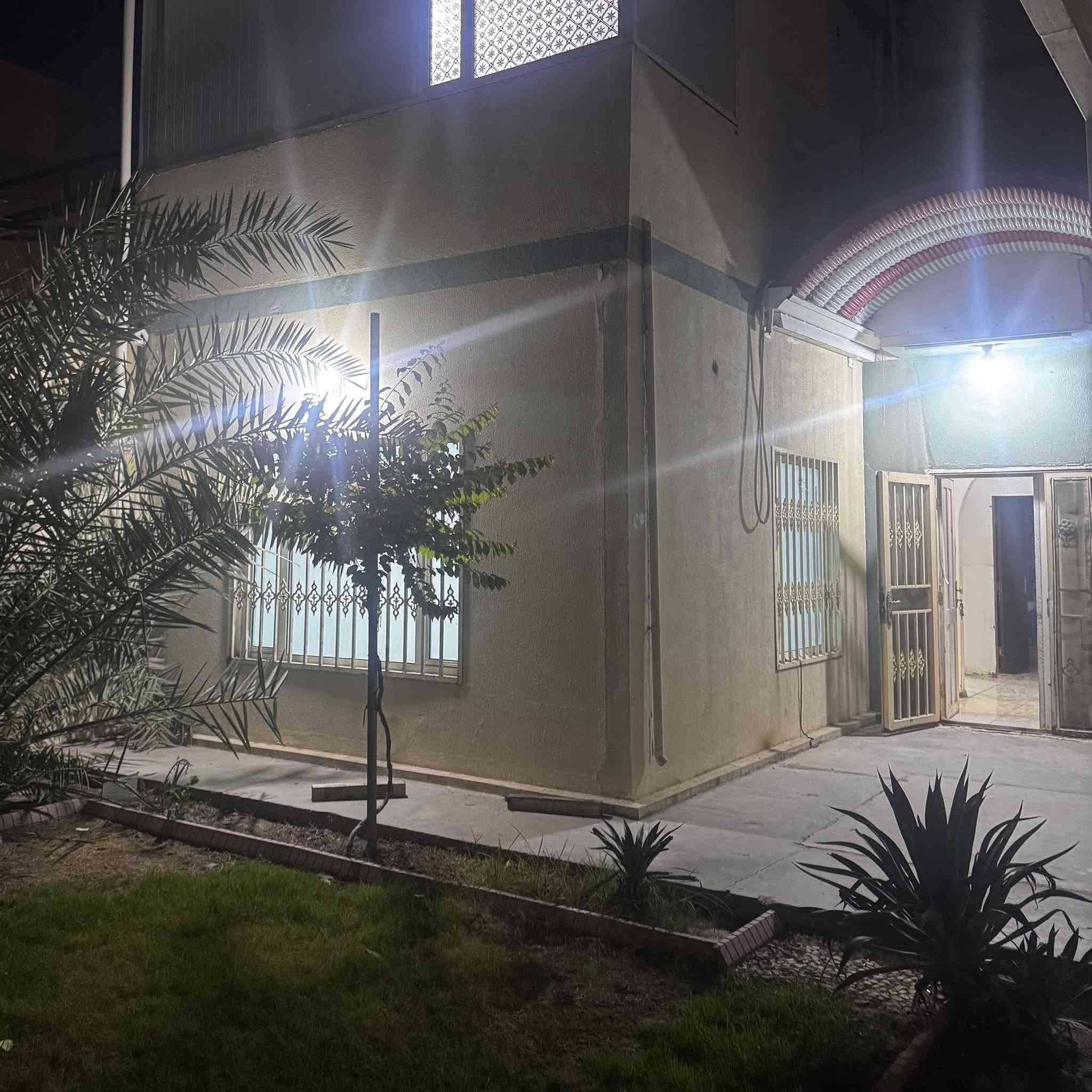 ( قرية الغدير الاولى 🏘️ )

دار بمساحة 200 متر مربع تقع في قرية الغدير الأولى، تتميز بتصميم عملي ومواصفات جيدة.

مواصفات الدار:
 • 4 غرف نوم
 • استقبال واسع
 • مطبخ حار ومطبخ بارد
 • كراج للسيارة
 • حديقة
      سابقاً كان الطابق الثاني معزول بالكامل
 • درج مستقل مؤدي إلى الكراج
 • يحتوي البيت على كتائب و قمرية سكيسبان

الدار مناسبة للسكن العائلي ومجهزة بشكل مريح.

                 ( لمعرفة السعر💰 علق برقم 2 )

للأستفسار مراسلة الصفحة
 أو الاتصال على الرقم ***********

#محمد_العزاوي_للاستثمار_والتسويق_العقاري
#مكتب_البلال_للعقار
