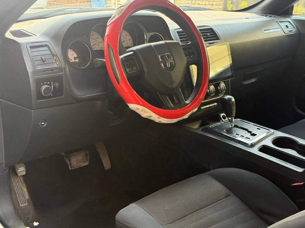 السلام عليكم
للبيع جالنجر 2013 
سياره داخله كلين 
بيها جاملغ السكن مبدل وبنيد محدث 
وربع جاملغ خلفي بارد 
سياره جاهزه 
كير مكينه شرط هاون 
كهربائيات بلاديه 
تخم تاير جديد 
داخل نضيف جدا بلادي 
محدث بجم وبك لايتات شكل الجديد 
رقم اربيل بطانيه سنويه ساقطه 
عندي وكاله عامه اني احول 
عليها غرامه 800الف ينزل من السعر 
سعرها 115 
العنوان بغداد البياع 
***********
