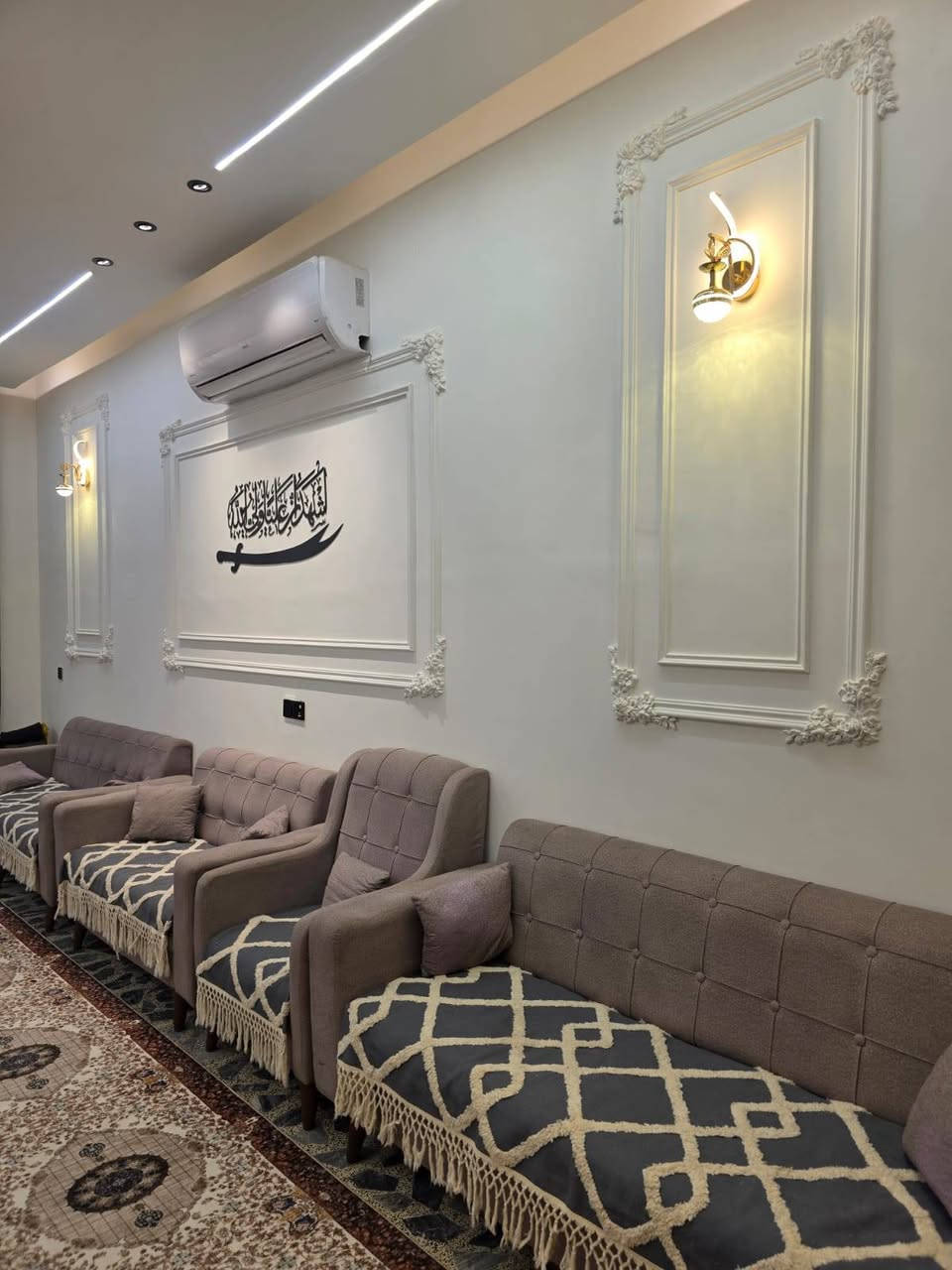 السلام عليكم بيت لبيع المساحه 150 متر٫50 7 في 20بل الرواد الحاكيه يحتوي البيت على 6 غرف نوم واستقبال ومطبخ وحولي ثنين مع 3 صحيات البيت فول كله ديكورات ولاساس رفت  بناء 2025 منطقه كامله خدمات نقص فقط التبليط بشهر 8 لو 9 كامله الاستفسار الاتصال أو واتساب ***********
