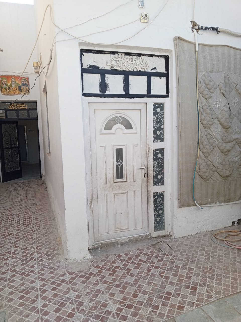 اللهم صلي على محمد وال محمد الطيبين الطاهرين دار للبيع النجف الاشرف شارع المطار القديم خلف مجمع الكوثر الطبي يحتوي على غرفه وصاله ومطبخ واستقبال وحمام داخل وخارج كاشي سيراميك صب كونكريت الاساس سقف عكاده تشاريف مطبك السطح المساحه الكليه 100متر بلاش بلاش بلاش بلاش 25مع المجال للاستفسار الاتصال او المراسله على الخاص ***********. يبعد عن الشارع الرئيسي 70متر موقع جدا جدا رائع بل عافيه على إلي يصير من نصيبه مشمول بل تمليك
