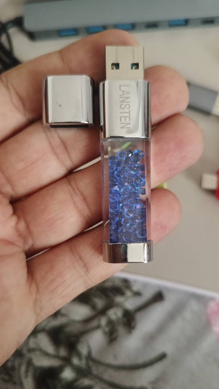 متوفر
فلاشات عدد 3 حجم 128 حقيقي
فلاش ثلاثي usb ـ ايفون ـ كلكسي 256 حقيقي 
ادبتر  8 في 1 عدد 2 
ادبتر 4مخارج usb عدد 1
هارد كوبي حجم 8 تيرا (يقره 8 تيرا بالفحص)  
طابعة اسعار مع 11 رولة ورق


**إذا كنت صاحب هذا الإعلان وتريد حذفه لأي سبب، رجاءا أرسل رسالة إلى الدعم الفني**