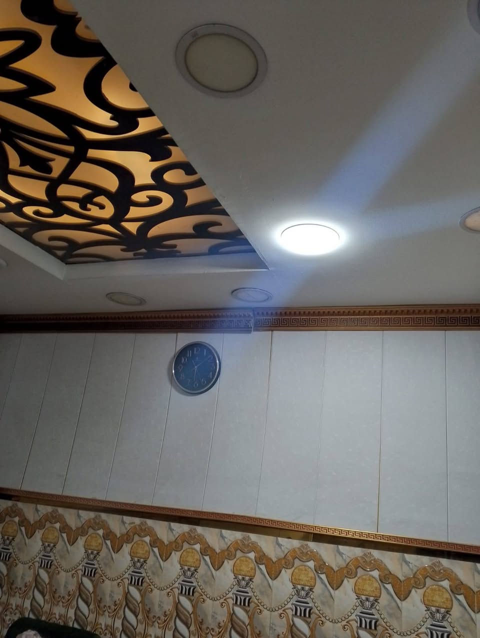 سلام عليكم بيت للبيع قطاع الرابع المساحه (70) متر خلفيه
يحتوي على استقبال وغرفه ومطبخ وحمام وطابق ثاني 
غرفه (سندويج) السعر 70 استفسار اتصال على رقم 
***********/***********
