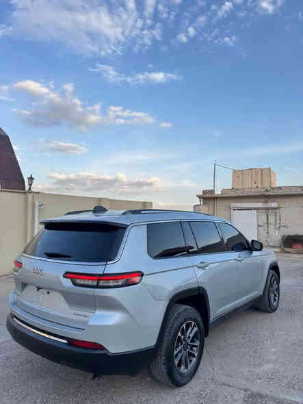 ‏‎جيب كراند شيروكي LIMITITID.L موديل : 2023
السعر :240 ومجال 
اللوان : سلفر 
عداد المسافة :22 الف كم 
حجم المحرك : 3.6L V6 (6.سلندر)
السياره وارد أمريكي  ✅
ملاحطة السيارة : 3 قطعة  صبغ 🔴 فقط و اثنين مكان PDR بدون  نقطه دواخل 
سياره بچم كبس بدون دواخل 
شاصى+ لغد + بطانه+ راديتر + تكم + رادار  كله مكفول ✅ 
‏‎
المواصفات : 𝐋𝐈𝐌𝐈𝐓𝐄𝐃.𝐋
‏‎
فــول فــول مواصــفــات 1/1 ماعاد فتحه 

دةبل اكسل : 𝟒𝐱𝟒
كيج الكتروني
ابواب بصمة 
‎بصمة تشغيل 
تشغيل عن بعد(𝐑𝐞𝐦𝐨𝐭𝐞 𝐒𝐭𝐚𝐫𝐭)
خمس كاميرات  360 درجه 
اوتو پارك 
شاشة دشبول ديجيتال
شحن وايرليس
اوتو ستارت(𝐀𝐮𝐭𝐨 𝐒𝐭𝐚𝐫𝐝)
 اوتو ستوب(𝐀𝐮𝐭𝐨 𝐒𝐭𝐨𝐩) 
‎رادار امامي ( تحديد مسار )
‎رادار جانبي  ( نقاط عمياء )
‎رادار خلفي ( التحذير من الاصطدام )
‎حساسات امامي
‎حساسات جانبي 
‎حساسات خلفي 
كشنات جلد 
‎كشنات كهربائي
‎كشنات خزن+ميموري 
‎كشنات تبريد
‎كشنات تدفئة
تحكمات اسيرين
‎استيرن تدفئة
‎تبريد لمس
‎تبريد مركزي
 ‎صندوق شفط كهربائي 
لايتات 𝐋𝐞𝐝 عدسة زينون
بلوجكتوات 𝐋𝐞𝐝 
بكلايتات 𝐋𝐞𝐝 
‎ويل كروم
 
وبعد هواية مواصفات…
‏‎تفاصيل اكثر الاتصال علی ارقام التاليه 

‏ WhatsApp - Vibir 
***********☎️‏‎

عنوان📍عقره اكر
