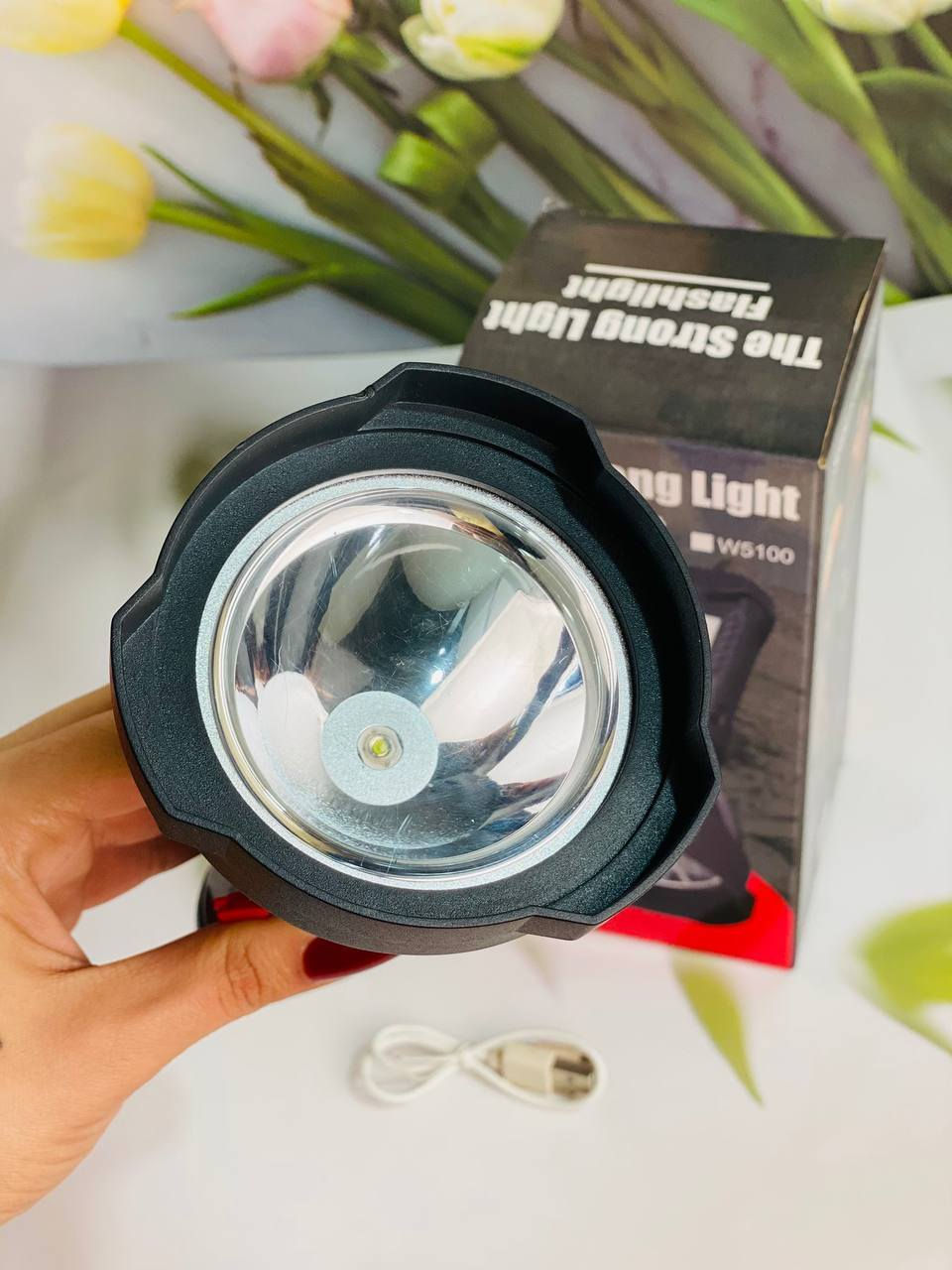 كشاف يدوي قوي يُعرف باسم "The Strong Light Flashlight" ويتميز بالمواصفات التالية:
تقنية الإضاءة: يستخدم مصابيح LED عالية الكثافة لإضاءة ساطعة.
الوظائف: يحتوي على إضاءة جانبية بالإضافة إلى الكشاف الرئيسي ومؤشر للبطارية.
الشحن: قابل لإعادة الشحن ويحتوي على مخرج USB لاستخدامه كبنك طاقة.
المدى: يوفر إضاءة لمسافات طويلة.

السعر 13 الاف
يوجد توصيل جميع المحافظات العراق 4 الالف


**إذا كنت صاحب هذا الإعلان وتريد حذفه لأي سبب، رجاءا أرسل رسالة إلى الدعم الفني**