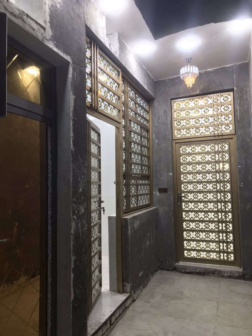 بيت للبيع المساحة 100 م خلفي بناء حديث طابق ونص فارغ حاليا جاهز للسكن محتويات البناء ) الطابق الاول غرفة النوم وصالة ومطبخ صحيات داخلية وخارجية مع استقبال الطابق الثاني غرفة النوم وصالة بناء فول مواصفات) العنوان الصالحية قريب على شارع القائد ب فرع الإتصال على *********** ابو علي الاسدي إذًا عجبك المكان تعال للمكتب ودزك علية احسن
