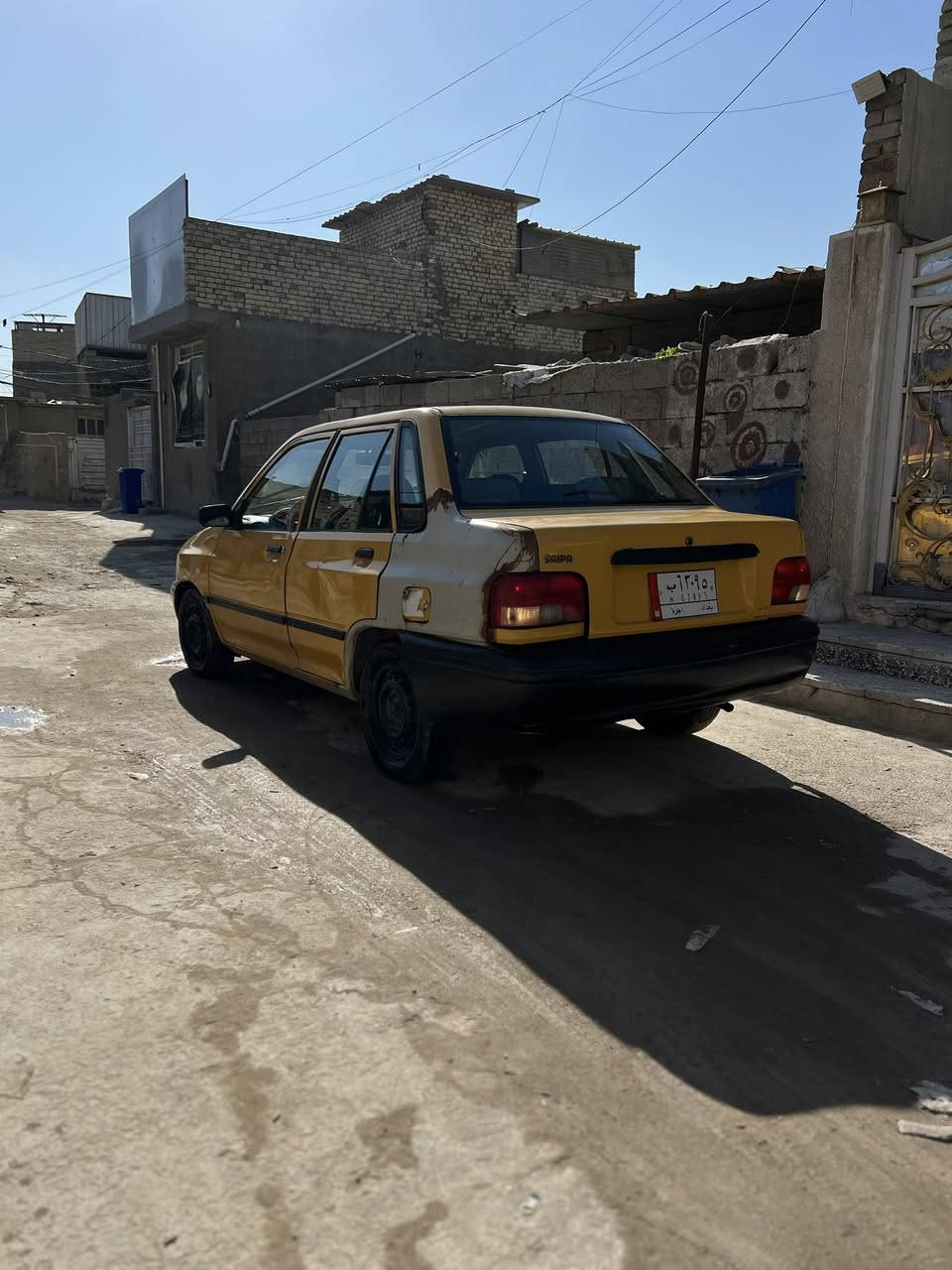 السلام عليكم سايبه للبيع موديل 2012بيه حادث مثل ما موضح بلصوره جاملغ خلفي مكينه لا تبخير ولا تنقيص مكفولة سياره جاهزه كبل للشارع عليه غرامات 500الف  نازله من فلوسهة 
مكانه بغداد العبيدي ***********السعر 20 ورقه وبيه مجال
