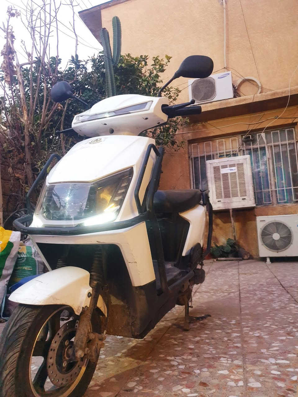 السلام عليكم دراجة شحن سكنكس mtr
6 بطاريات الاكبار
3 سرع 
لون مثل مموضح ابيض 
بصمه تشغيل من بعد وسويج 
تقطع مسافه من 40 كيلو الى 60
72v
32أمبير 
مثبت سرعة
رجوع للخلف R 
وبيها مساحه بل صندوك 
السعر 650 مكاني بغداد البياع للتواصل خاص او على رقم 
***********
