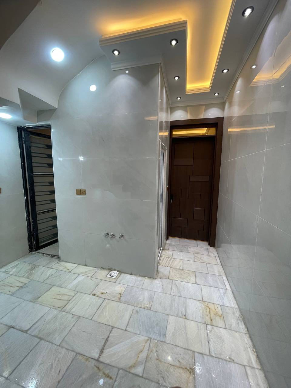 منزل متاح الموقع البنوك التربيه محله ٣١٥ 
الواجهة 4.               النزال 12.5

المساحة 50 متر 
المحتويات 
ط ارضي //استقبال ظيوف + مطبخ طعام *2حار وبارد+ غرفة نوم ماستر + منور 
ط1///2غرف نوم ماستر + حولي + بالكونة+ بيتونة + سطح *2

طراز البناء 
واجهة ارضية سقف درج  مرمر  
سيراميك لوح 
رفت عالي 40 سنتم 
ابواب تركي وقاصه + شبابيك المنيوم 
ديكورات جبس بورد + بروفايل كل المنزل
سحبات بالسقف 
نفط اسود تشميع سمنت داخل وخارج
مع الجيران + لايلون زراعي عازل رطوبه
دوة ارضة +سبورت لايت + انارة مخفية + بنلات ديكور + سمنت مقاوم + رمل و شيش تسليح ممتاز الاستفسار 

اكثر لاتصال او مراجعه شركه الأقمار 
.. 
***********
ظافر
