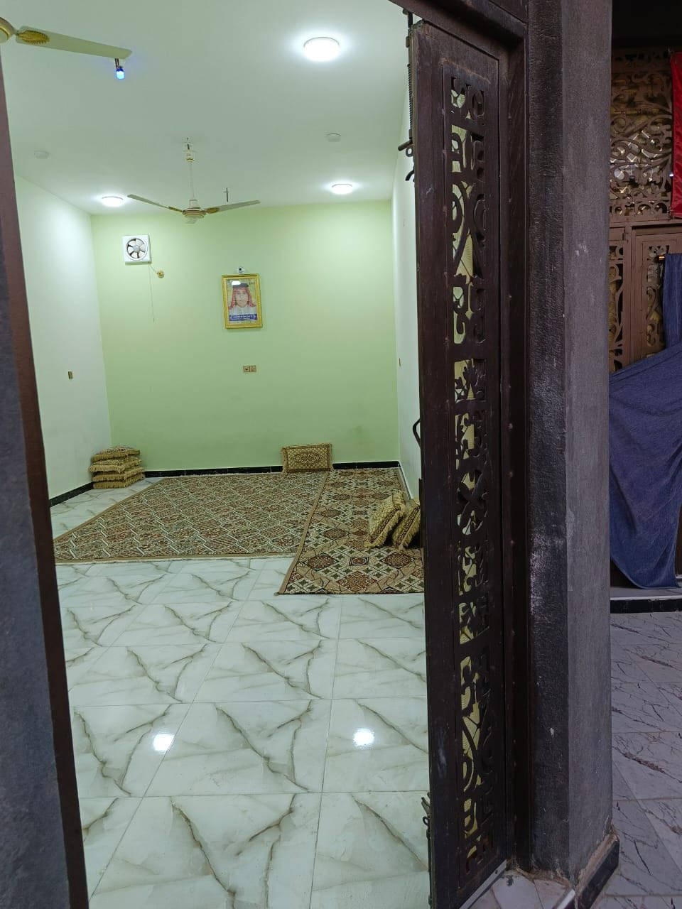 سلام عليكم 
بيت للبيع حي الرياض بالفرع المقابيل المستشفى 
مساحة (250م) بناء جديد طابوق كونكريت 
الطابق الاول (غرفتين وصاله ومطبخ واستقبال وصحيات داخليه وخارجية)
الطابق الثاني (غرفتين فقط) 
للاستفسار/ مراجعة مكتب عقارات الفنار 🏡 
مجاور مستشفى الخضر العام (***********)
