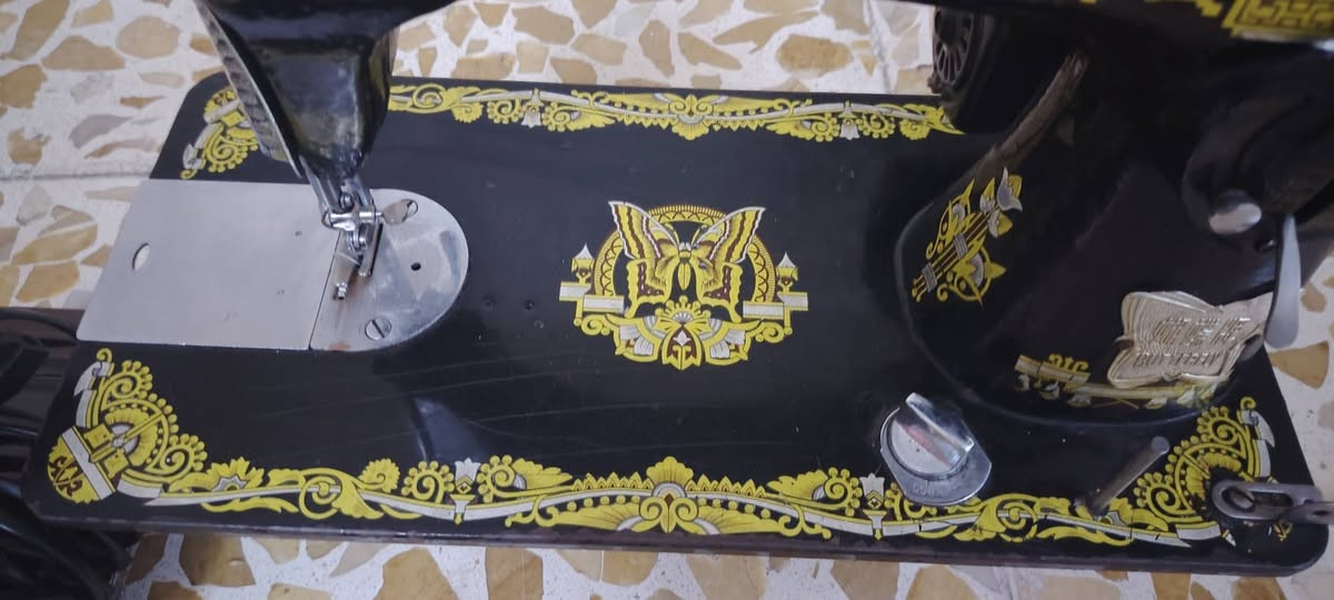 مكينه خياطه للبيع نوعيه قديمه شرط باب اول بس يحتاجله قاعده السعر 75 مكاني حي  الانتصار 
***********
