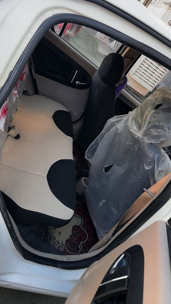 السلام عليكم
جيلي باندا 2012 

جاهزه من كلشي 

بيها طخه بالصندوك مرجعه ع البارد بدون صبغ 

الباقي مكفول لا صبغ ولا بارد 

كهربائيات كلها شغاله 

ماشيه 88 الف 

سياره جاهزه مال بيت 

سنويه بأسمي تحويل مباشر 

عارضها ب 53 وبيها مجال 

***********

مكاني بغداد بلديات 

او مرات متواجد بزيونه
