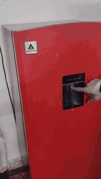 السلام عليكم عندي ثلاجه للبيع نضافته موضحه بالصور بيها براد ابو اللتر السعر ب١٠٠وبيها مجال للشراي فقط تجميدها ١٠٠ /١٠٠ الرقم للأستفسار ***********
